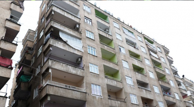 Diyarbakır'da yıkılma tehlikesi olan binaya boşaltma kararı Diyarbakır'da yıkılma tehlikesi olan binaya boşaltma kararı