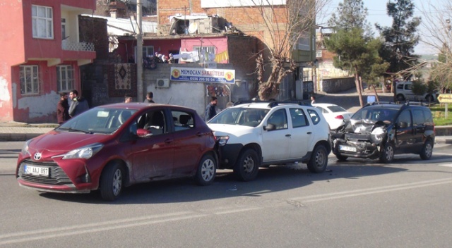 Diyarbakır’da zincirleme trafik kazası: 2 yaralı