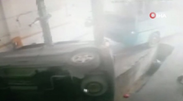 Esenyurt'ta halk otobüsü oto tamirciye daldı Esenyurt'ta halk otobüsü oto tamirciye daldı