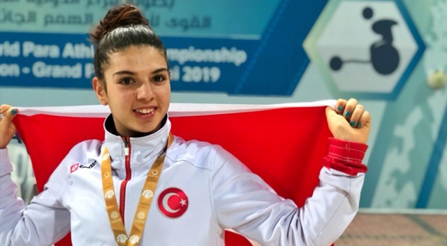 Esra Bayrak’tan altın madalya Esra Bayrak’tan altın madalya