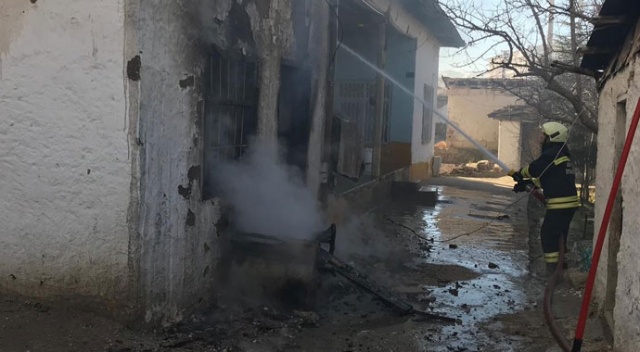 Evi yanan kadın iki çocuğuyla feryat etti