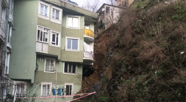 Eyüpsultan’da aynı yerde ikinci toprak kayması, vatandaşlar tedirgin Eyüpsultan’da aynı yerde ikinci toprak kayması, vatandaşlar tedirgin