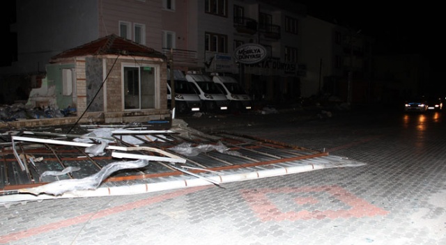 Fethiye'de fırtına ağaçları devirdi, çatıları uçurdu
