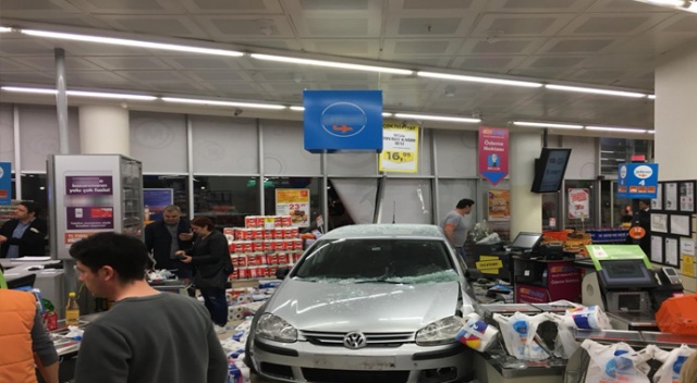 Fren yerine gaza basan otomobil markete daldı