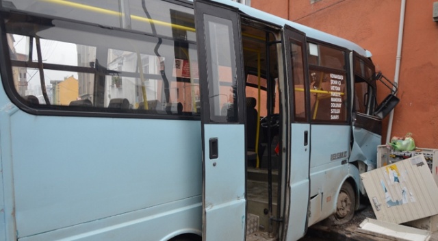 Freni patlayan dolmuş duvara çarptı: 8 yaralı Freni patlayan dolmuş duvara çarptı: 8 yaralı