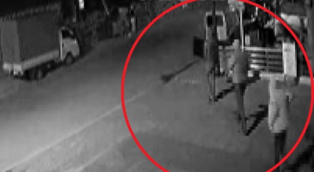 Girdikleri iş yerinden 2 dakikada 10 bin TL’lik vurgun yaptılar Girdikleri iş yerinden 2 dakikada 10 bin TL’lik vurgun yaptılar