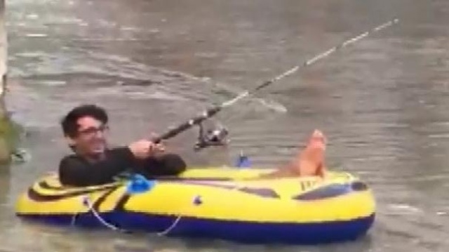 Göle dönen yolda şişme botuyla kürek çekti Göle dönen yolda şişme botuyla kürek çekti