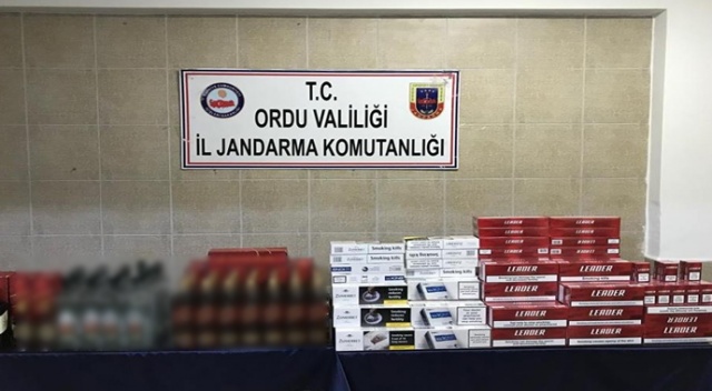 Gürcü otobüsüne kaçak içki ve sigara baskını Gürcü otobüsüne kaçak içki ve sigara baskını