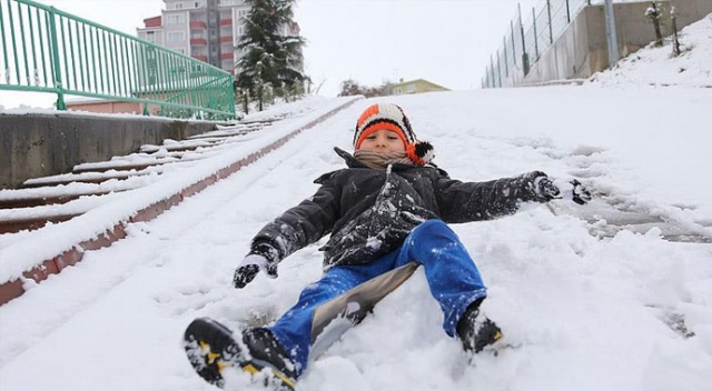 Hakkari'de eğitime kar engeli