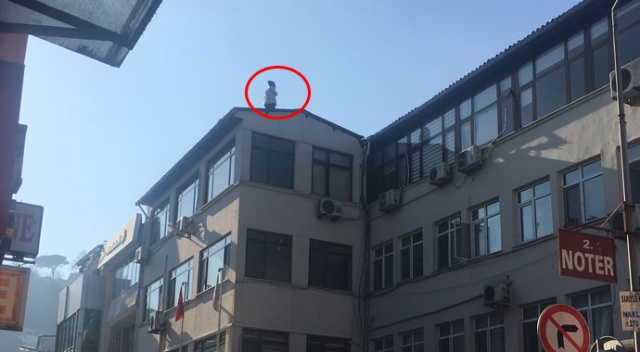 Hastane çatısına çıkan simitçi İbrahim, 17’inci kez intihar girişiminde bulundu Hastane çatısına çıkan simitçi İbrahim, 17’inci kez intihar girişiminde bulundu
