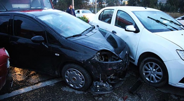 Hatay'da zincirleme trafik kazası: 10 araç birbirine girdi Hatay'da zincirleme trafik kazası: 10 araç birbirine girdi