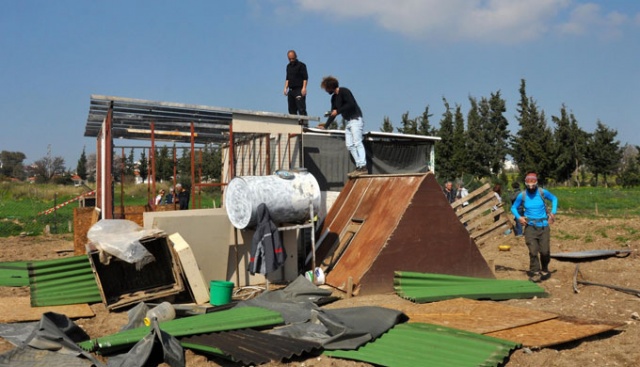 Hem tavuklarından hem de kümesinden oldu