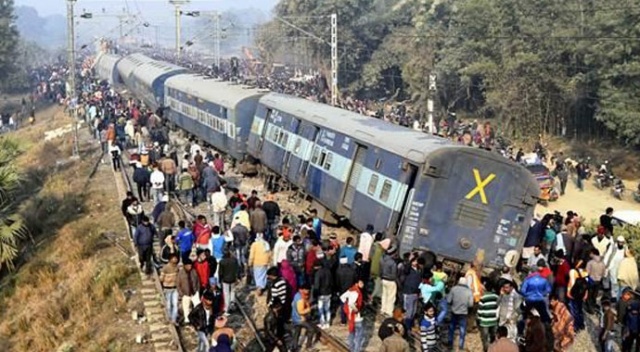 Hindistan'da tren raydan çıktı, çok sayıda ölü var Hindistan'da tren raydan çıktı, çok sayıda ölü var