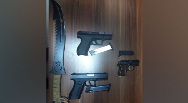 İnşaatta ruhsatsız silahlar ele geçirildi