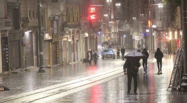 İstanbul'da kar yerini yağmura bıraktı İstanbul'da kar yerini yağmura bıraktı