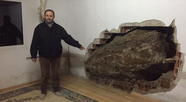 İzmir&#039;de kopan kaya parçası eve girdi