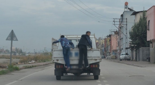 Kamyonet kasasında tehlikeli yolculuk