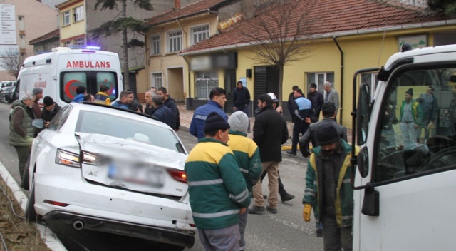 Kamyonet, yayaya yol vermek için duran otomobile çarptı: 1 yaralı