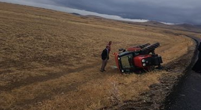 Kars’ta traktör şarampole uçtu: 2 yaralı