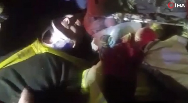 Kartal'da çöken binanın enkazından yaşlı adamın kurtarılma anları kamerada Kartal'da çöken binanın enkazından yaşlı adamın kurtarılma anları kamerada