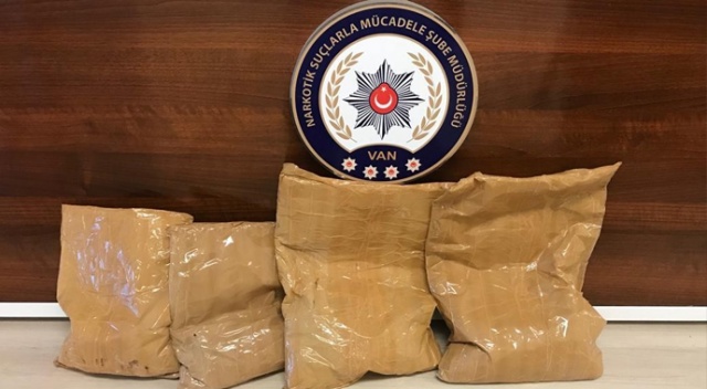 Karton kutunun çevresine gizlenen 4 kilo 250 gram eroin ele geçirildi