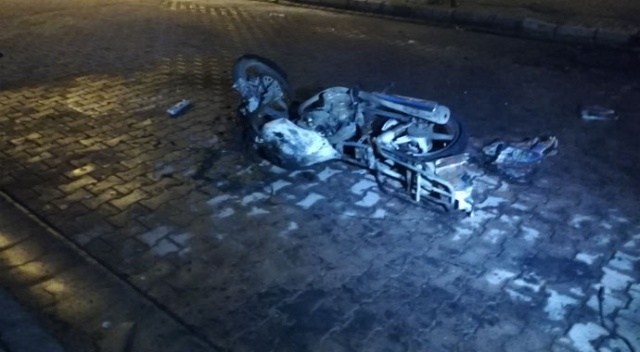 Kaza yapan motosiklet yandı, park halindeki 2 araç küle döndü