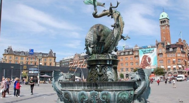 Kopenhag'da şüpheli paket paniğe yol açtı