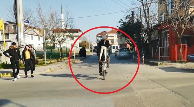 Küçük çocuğun bisiklet selesinde ayakta tehlikeli yolculuğu