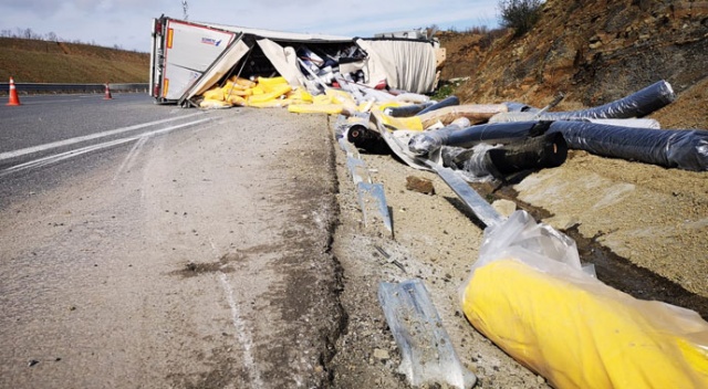 Kuzey Marmara Otoyolunda tır devrildi
