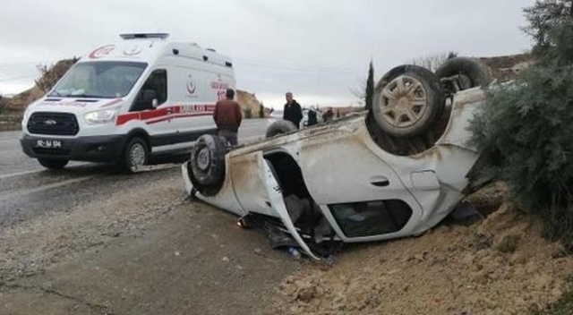 Lastiği patlayan otomobil takla attı: 2 yaralı Lastiği patlayan otomobil takla attı: 2 yaralı