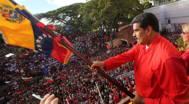 Maduro rest çekti: Pes etmeyeceğim