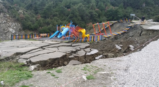 Manisa’da heyelan çocuk parkını yuttu