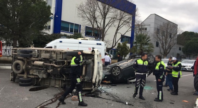 Manisa'da kamyonet ile otomobil çarpıştı: 3 yaralı