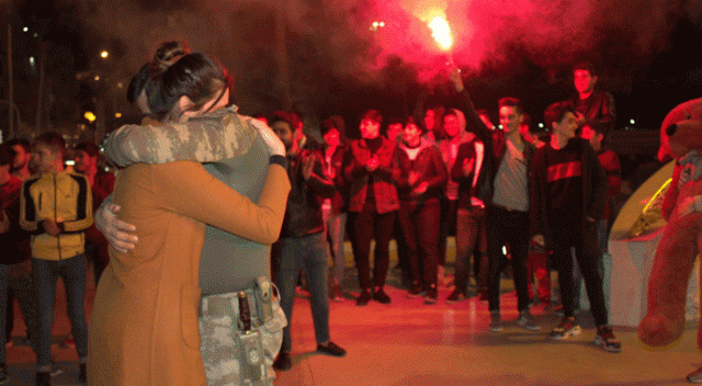 Mehmetçik'ten sürpriz evlenme teklifi Mehmetçik'ten sürpriz evlenme teklifi