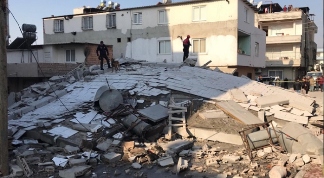 Mersin&#039;de 4 katlı bir ev göçtü