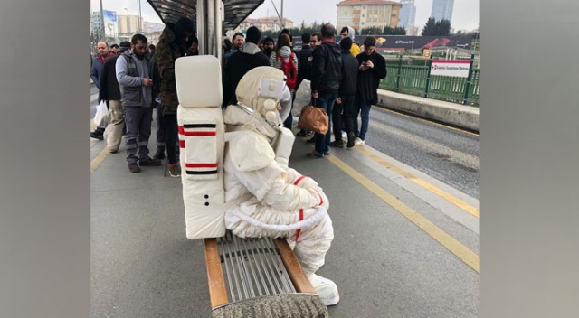 Metrobüste &#039;astronot&#039; şaşkınlığı