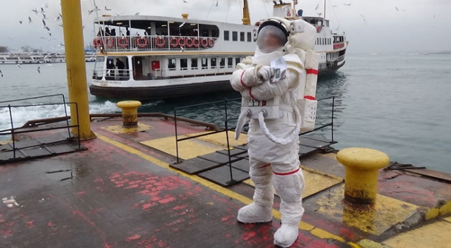 Sigara Bırakma Günü'nde Yeşilay'dan astronotlu farkındalık Sigara Bırakma Günü'nde Yeşilay'dan astronotlu farkındalık