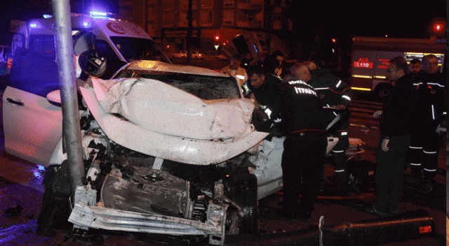 Minibüs ile otomobil çarpıştı;sürücüler ağır yaralı