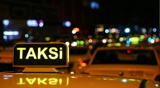 Müşteri olarak bindi, taksicinin başından aşağı su döktü Müşteri olarak bindi, taksicinin başından aşağı su döktü