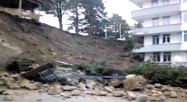 Niğde’de istinat duvarı çöktü Niğde’de istinat duvarı çöktü