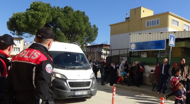 Okul servislerini tek tek durdurup ‘Çocukları serviste unutmayın’ uyarısını yaptılar