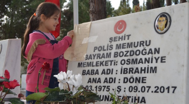 Okuma yazma öğrenip yazdığı mektubu şehit babasının mezar taşına astı