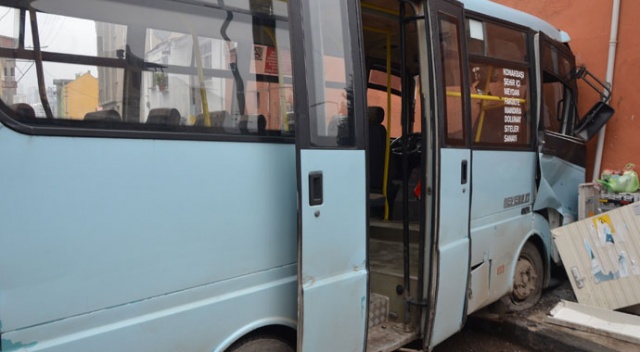 Ordu’da freni patlayan dolmuş duvara çarptı: 8 yaralı