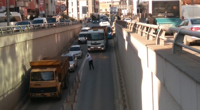 Otobüsü arızalanan muavin alt geçidi trafiğe kapattı