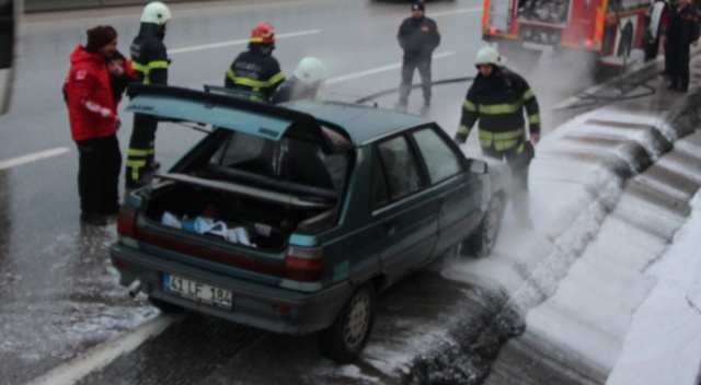 Otomobil seyir halindeyken alev aldı Otomobil seyir halindeyken alev aldı