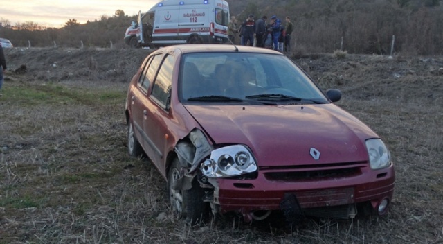 Otomobil tarlaya uçtu: 5 yaralı Otomobil tarlaya uçtu: 5 yaralı