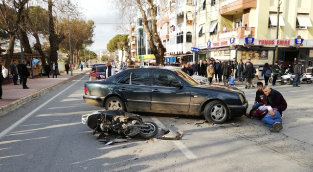 Otomobille çarpışan motosikletli yaralandı, kaza anı kameraya yansıdı