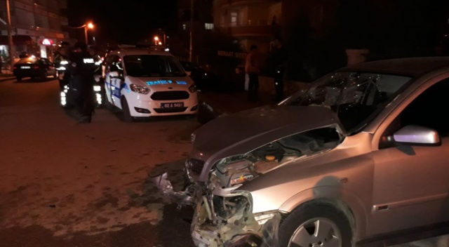 Otomobiller çarpıştı: 2 Yaralı Otomobiller çarpıştı: 2 Yaralı