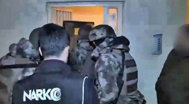 Polisi gördü ikinci kattan atladı! Polisi gördü ikinci kattan atladı!