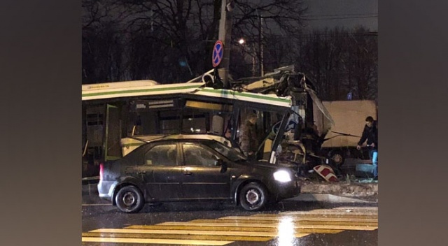 Rusya&#039;da elektrik direğine çarpan otobüs ortadan ikiye ayrıldı